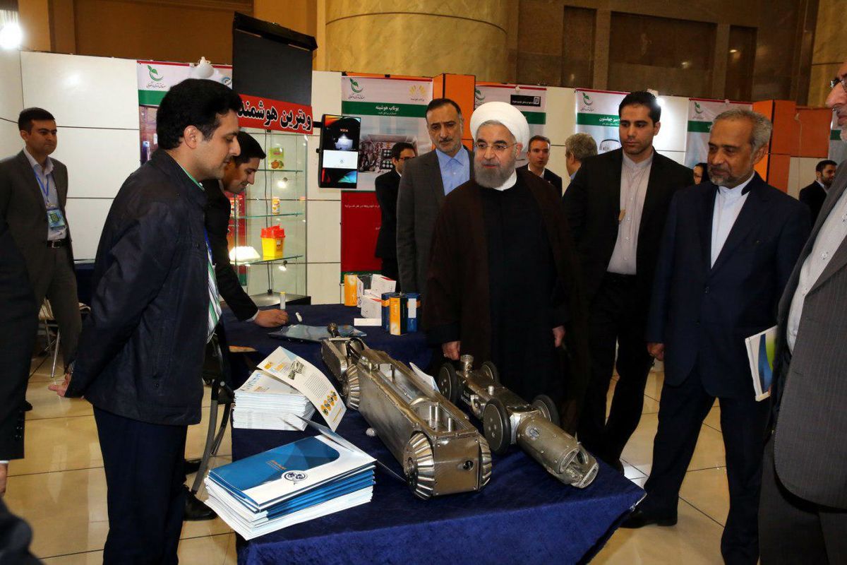 بازدید دکتر روحانی از نمایشگاه محصولات شرکتهای دانش بنیان