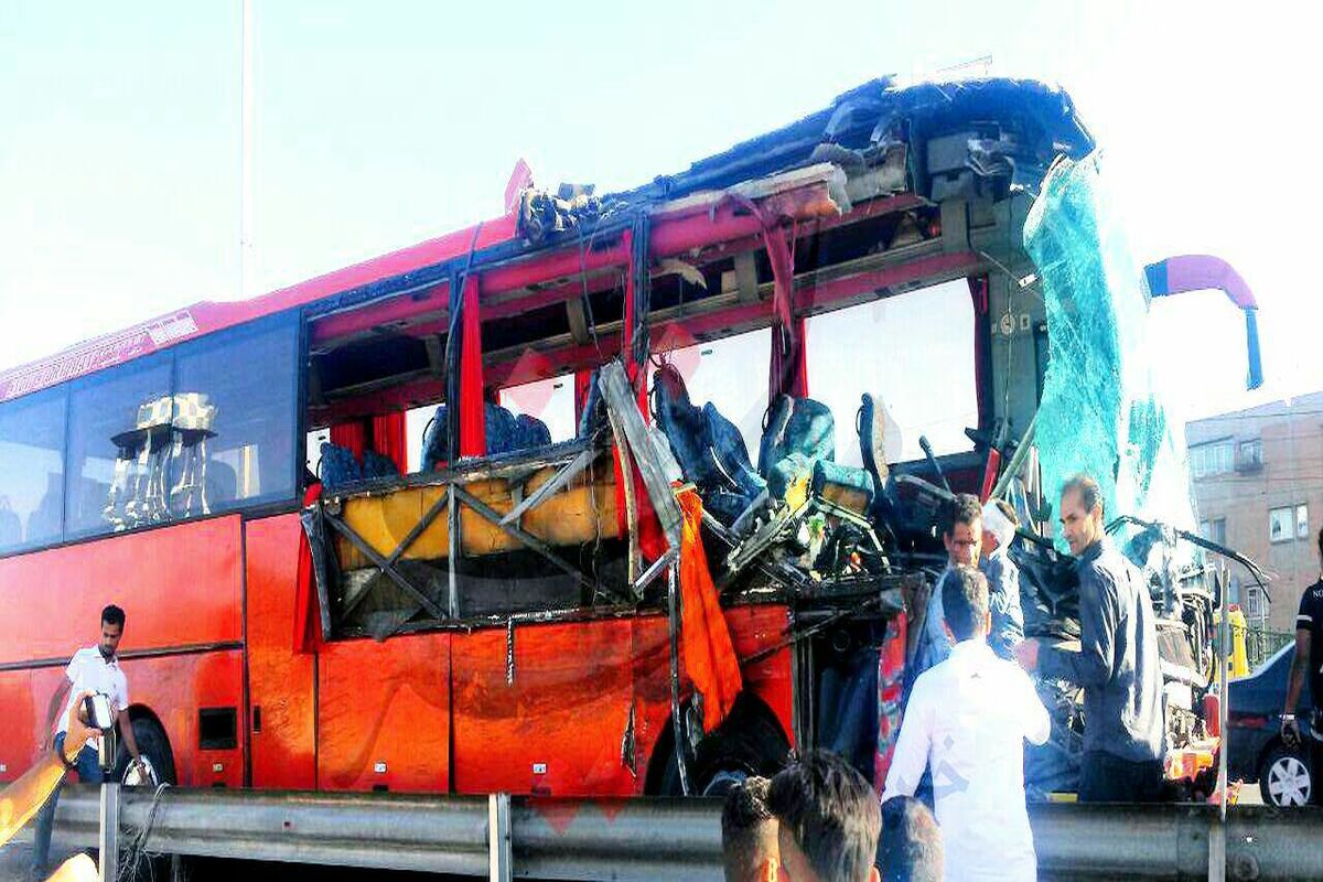 تصادف کامیون و اتوبوس مسافربری ۱۵ مجروح برجای گذاشت