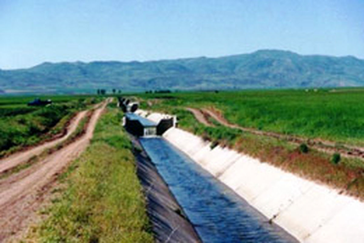 عملیات اجرایی پروژه مشارکتی شبکه آبیاری و زهکشی سد آیدوغموش در شهرستان میانه آغاز شد