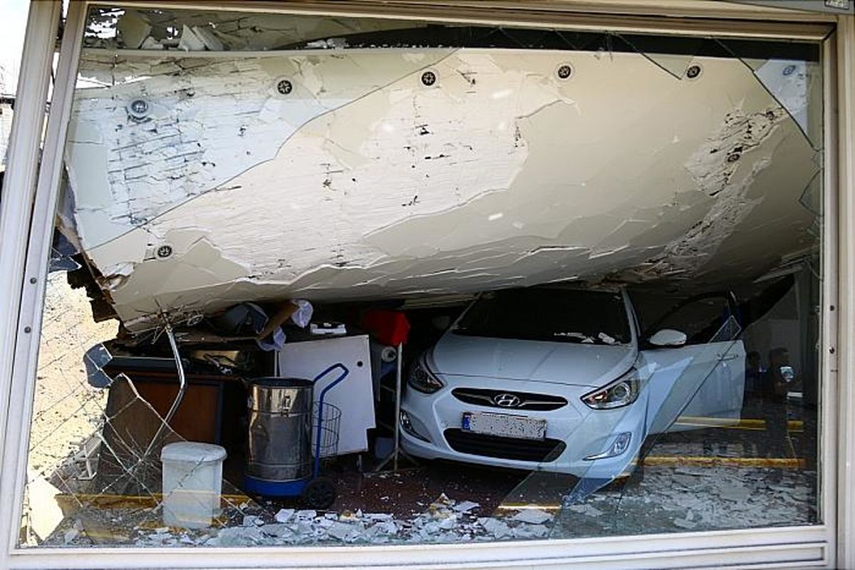 ریزش سقف نمایشگاه ماشین در خیابان پاسداران