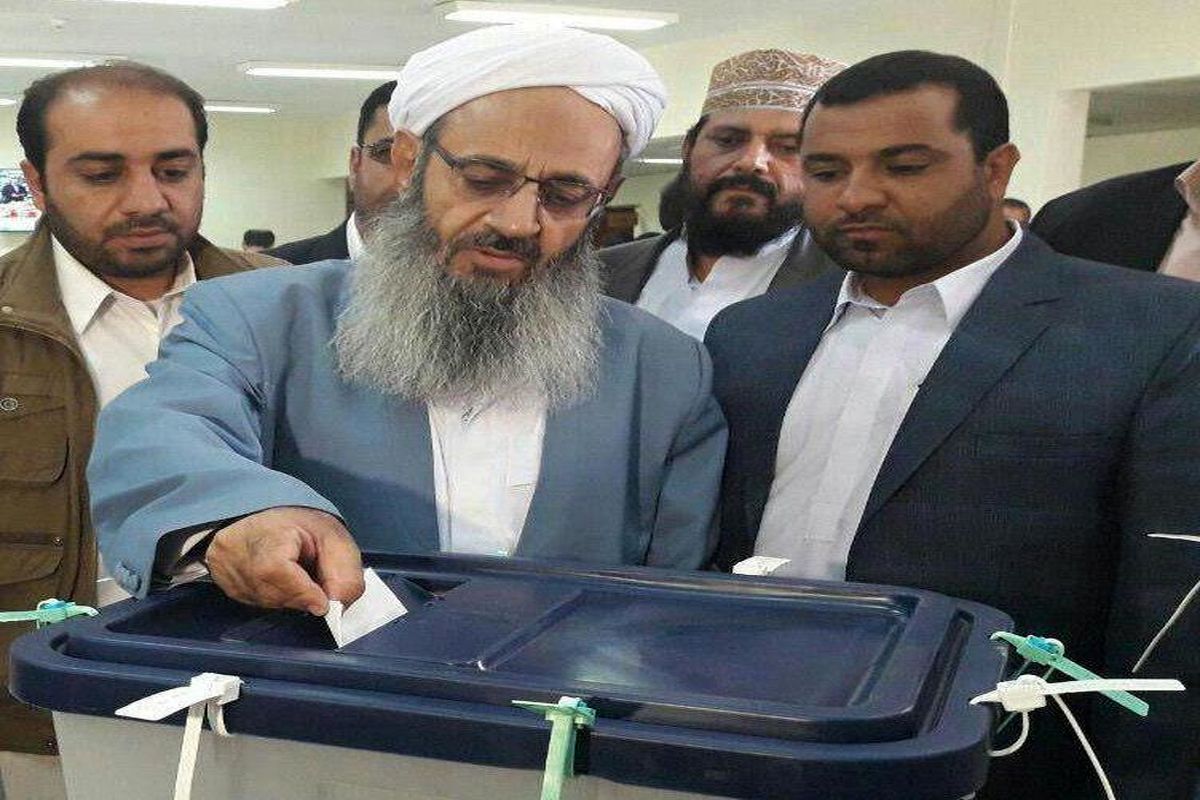 مولوی عبد الحمید رای خود را به صندوق انداخت