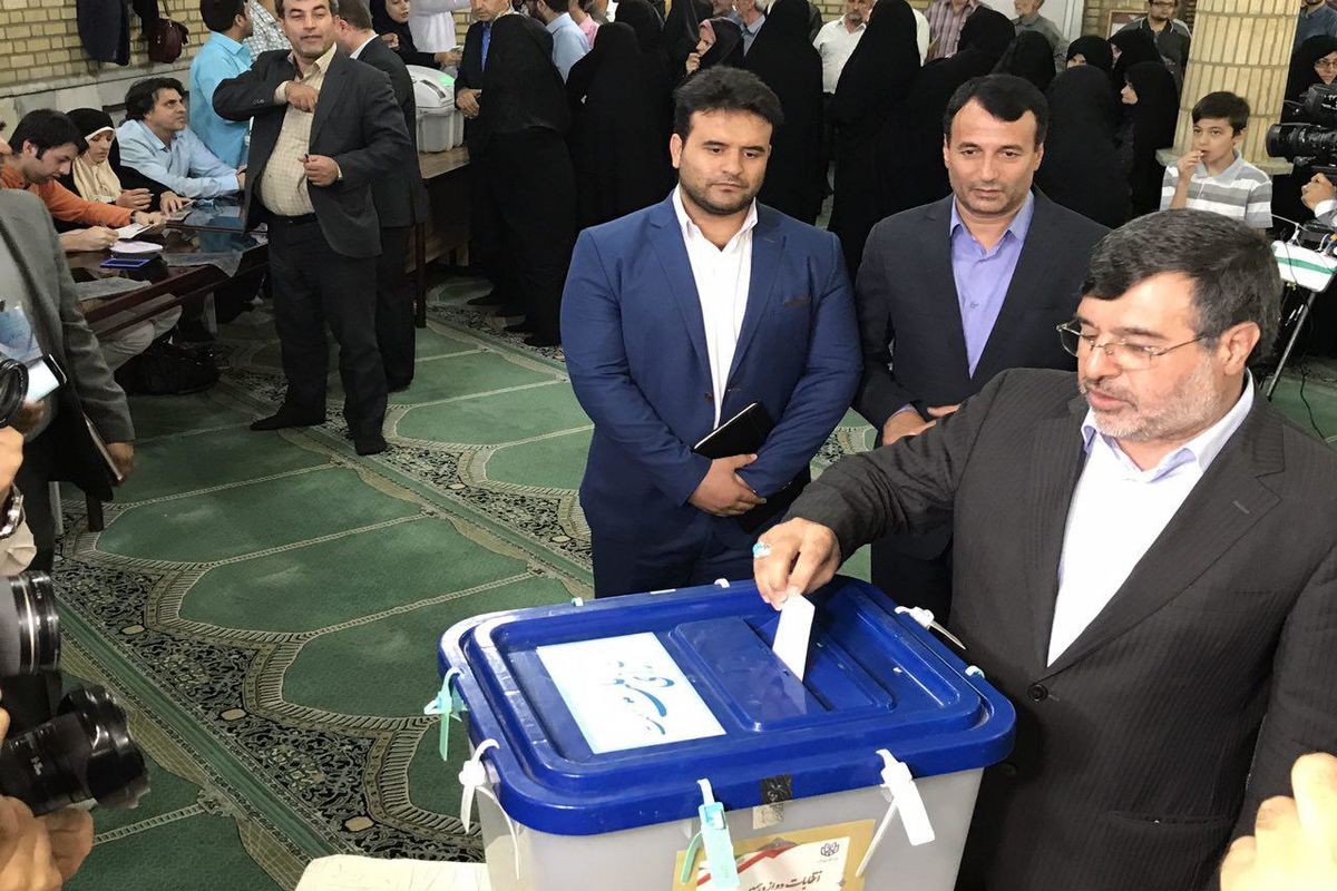 همزمان با ساعات نخست رای گیری؛
استاندار قزوین در انتخابات شرکت کرد