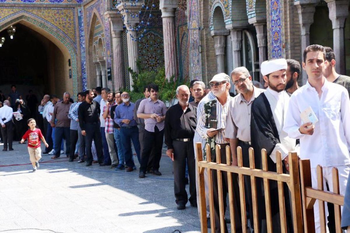 حضور مردم در شعب خوزستان با نزدیک شدن ساعات پایانی رای گیری بیشتر می شود