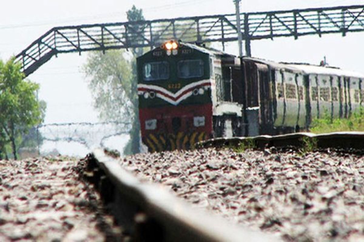 کشته شدن عابر پیاده در برخورد با قطار مسافربری