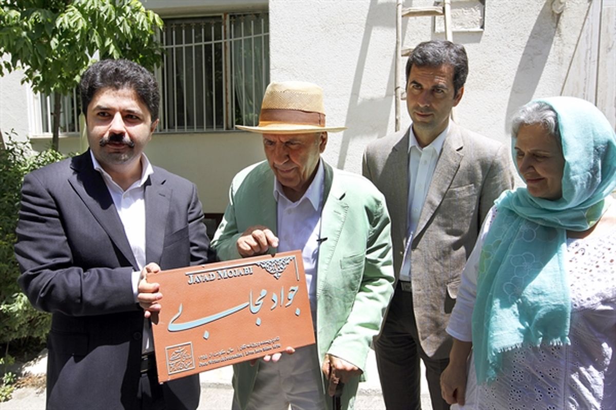 دومین «کاشی ماندگار» بر سردر خانه جواد مجابی نصب شد