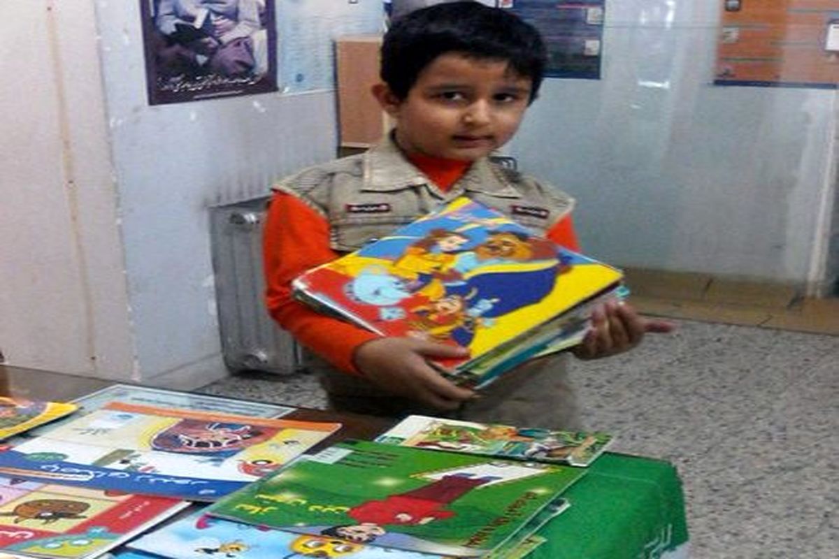 کودک یزدی ۱۵۰ جلد کتاب خود را به کتابخانه اهدا کرد