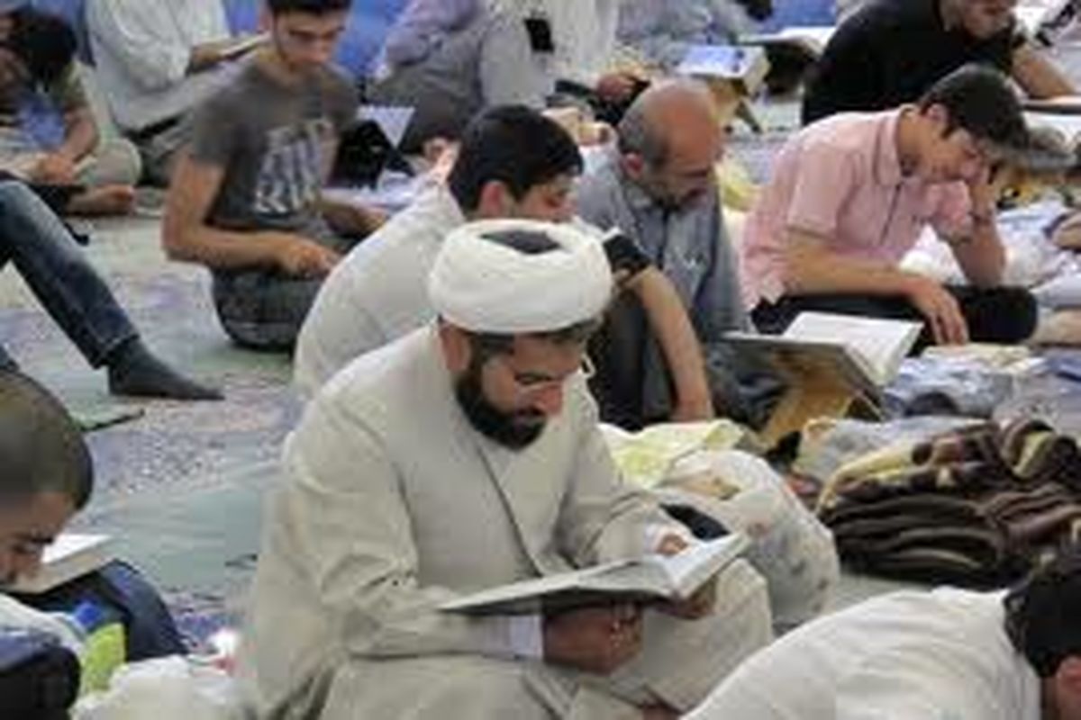 آغاز اعتکاف رمضانیه ۲۰۰۰ طلبه و دانش آموز در حرم رضوی