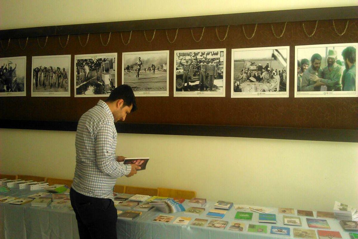 برگزاری نمایشگاه عکس و کتاب مقاومت و ایثار در فاروج