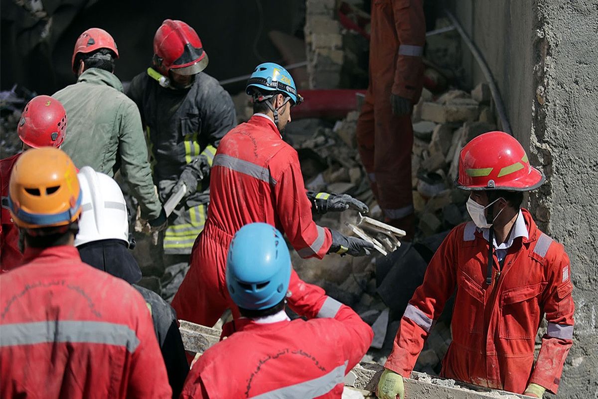 مصدومیت دو نفر بر اثر انفجار یک ساختمان ۳ طبقه در سعادت آباد