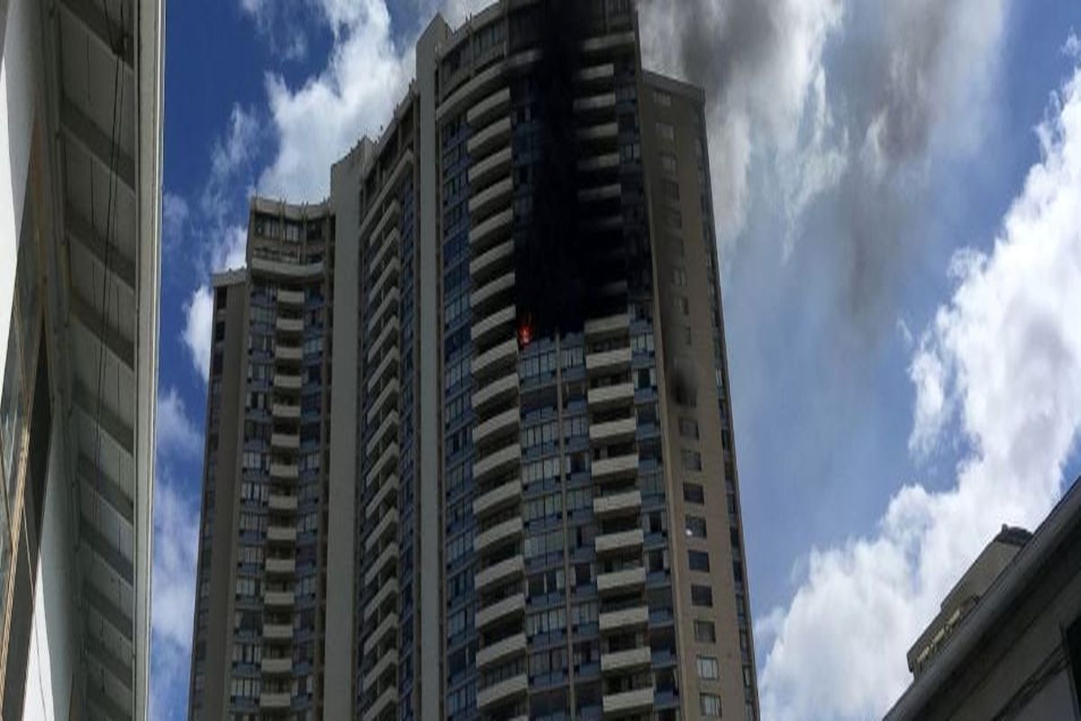 سه کشته در آتش سوزی برج ۳۶ طبقه/ ببینید