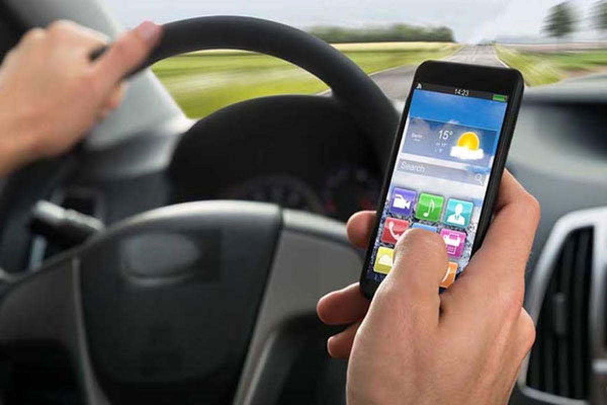 شوخی درباره استفاده از تلفن همراه هنگام رانندگی