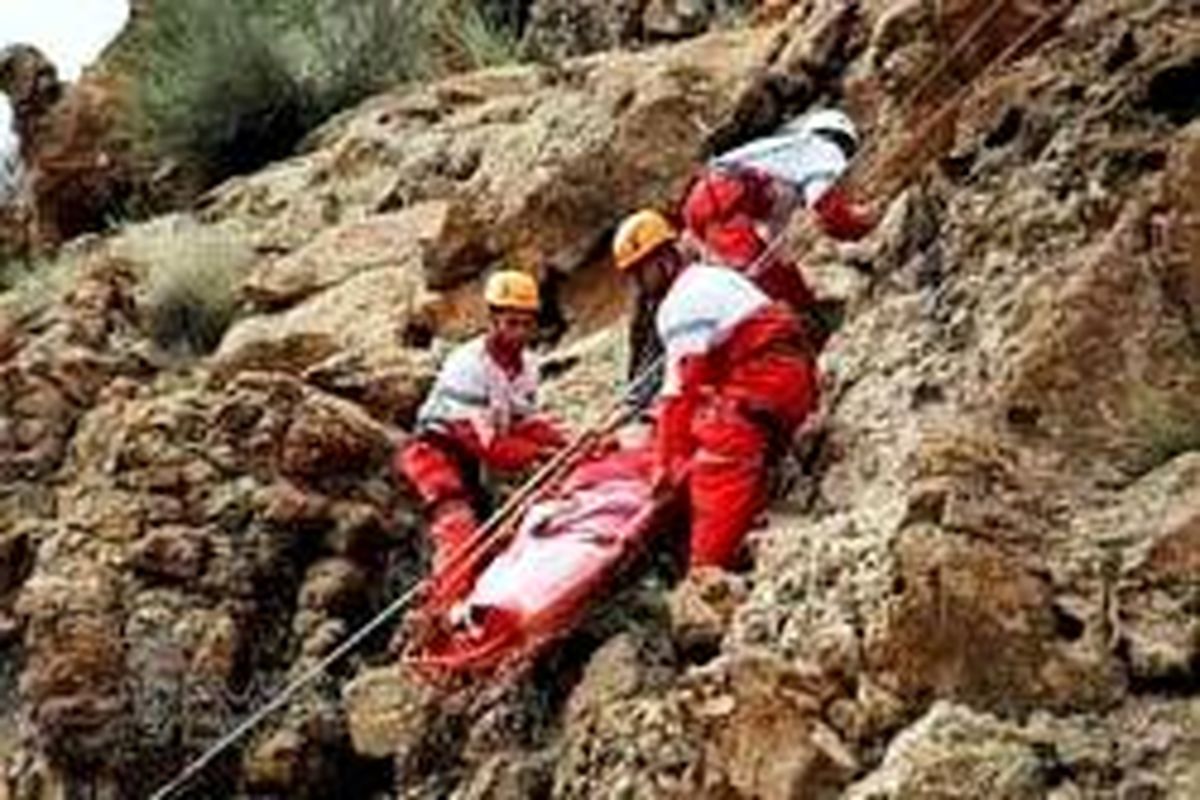 نجات جان دو کوهنورد در ارتفاعات کوه بز