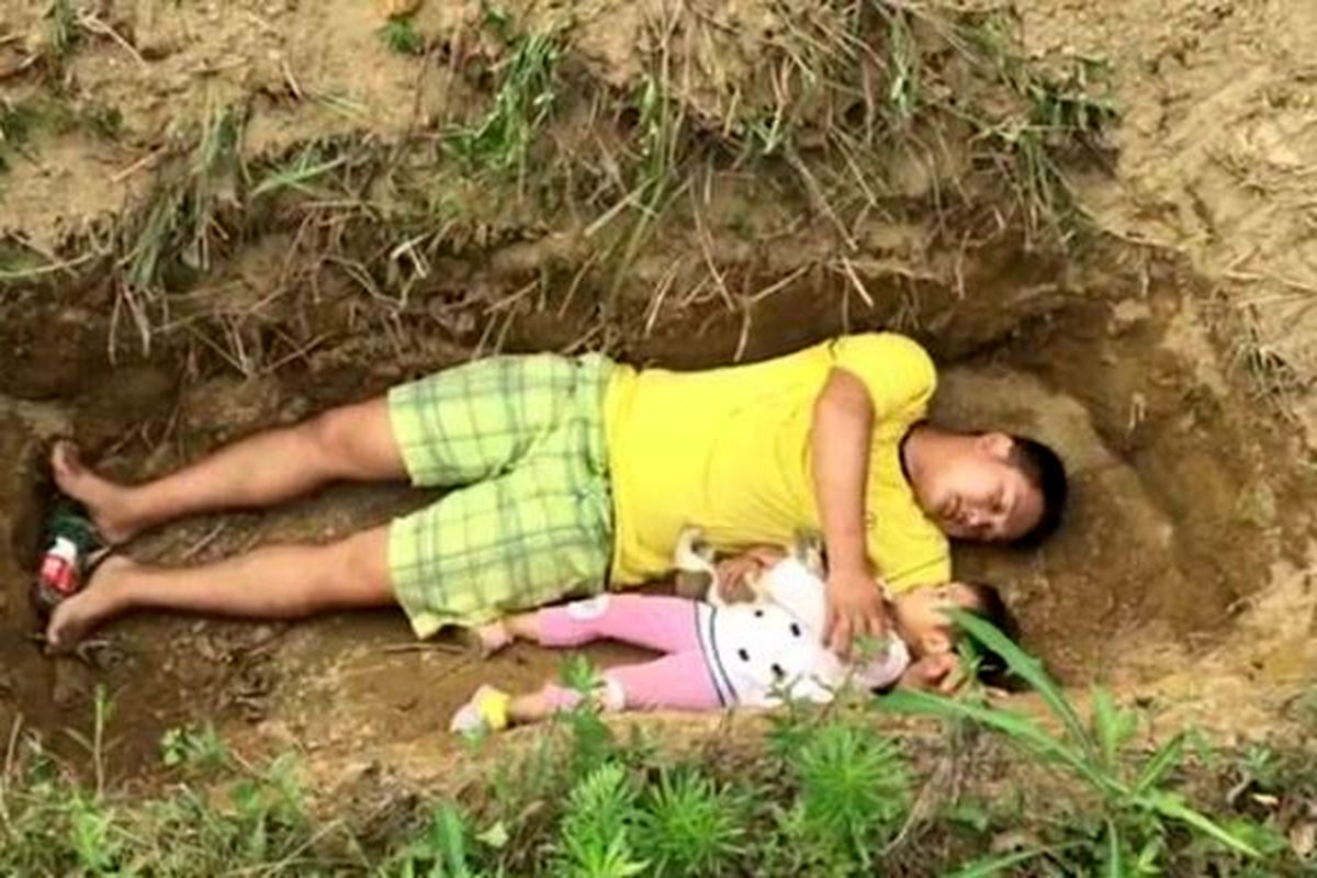 پدری که با دختر دو ساله اش در یک قبر بازی می کند!/ببینید