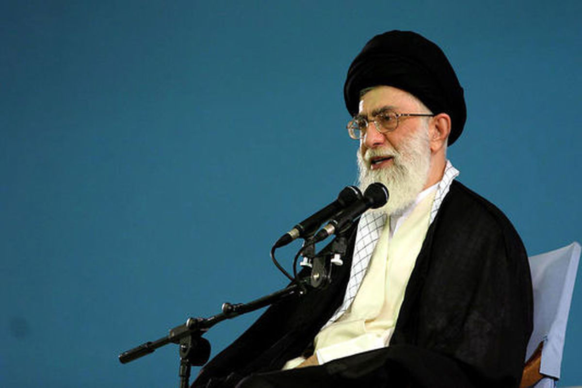 رهبر انقلاب اسلامی در منزل خانواده شهدای مشهد حضور یافت