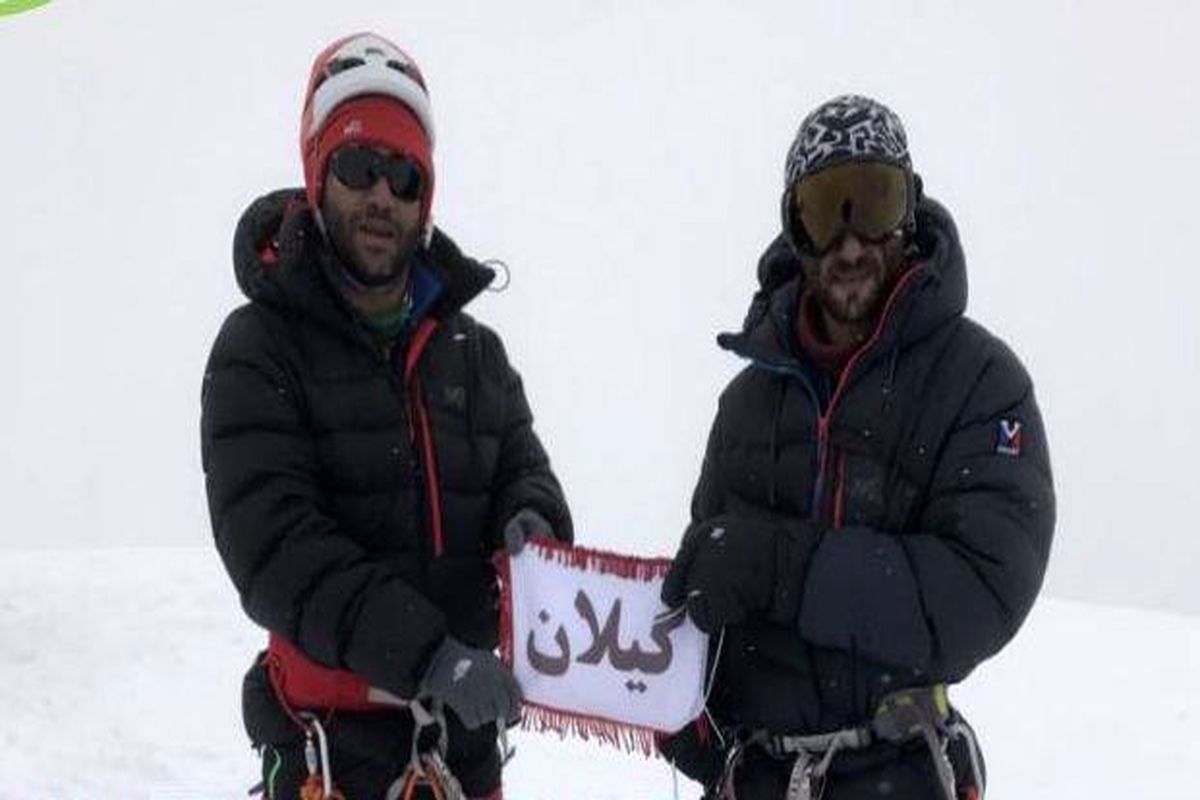 کاوه اسدی و پویار رفیعی، دو کوهنورد رودباری موفق شدند پس از صعود به قله ۷۱۰۵ متری کورژنوسکایا ضمن صعود موفقیت آمیز، پرچم مقدس کشور عزیز مان را به اهتزاز درآورده و بر بلندای هیمالیا بایستند
