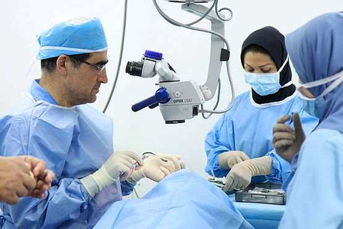 انجام ۱۲ عمل جراحی چشم توسط وزیر بهداشت