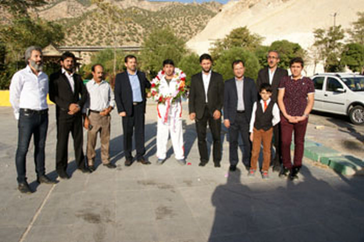 استقبال از دارنده مدال طلای رقابتهای بین الملی باکو در ایلام