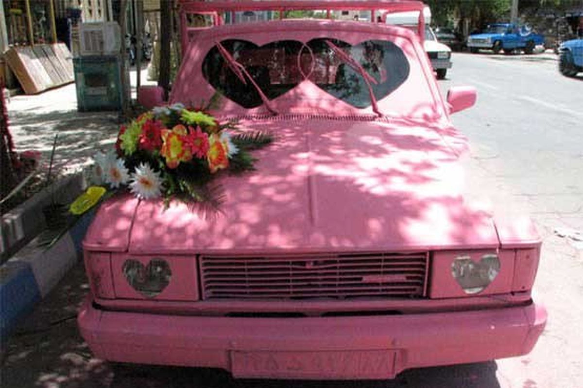 زوج خلاقی در ایران ماشین عروس خودشان را صورتی رنگ کردند/ ببینید