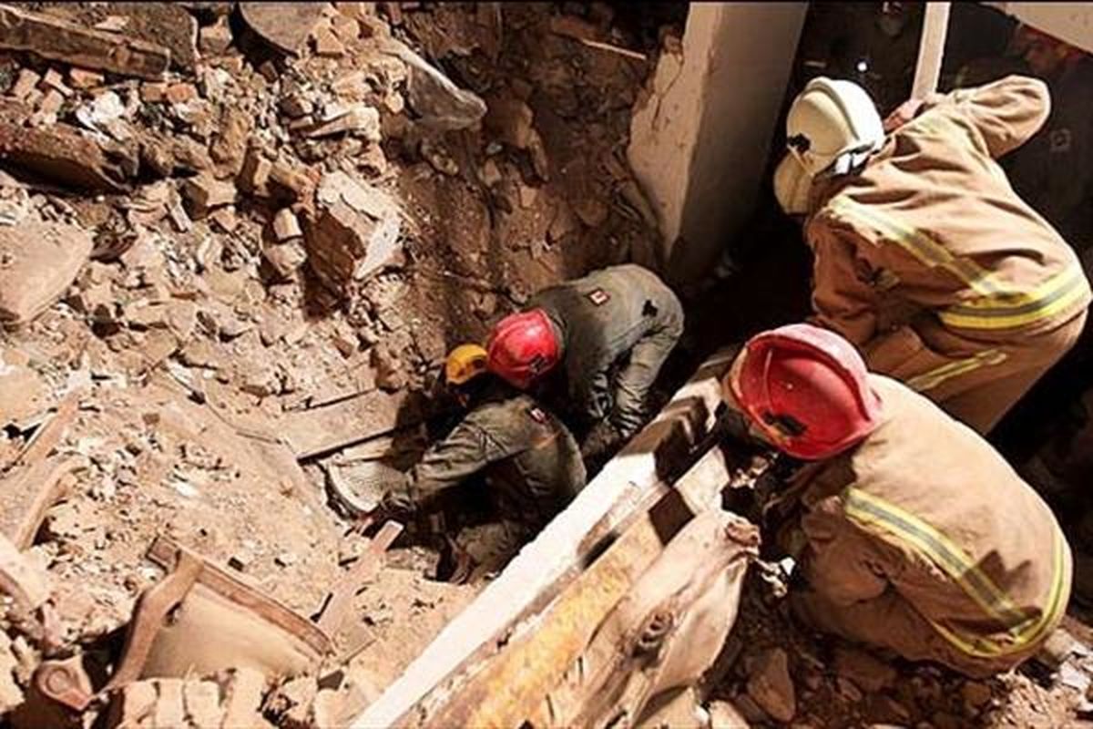 نجات یک زن میانسال از زیر آوار