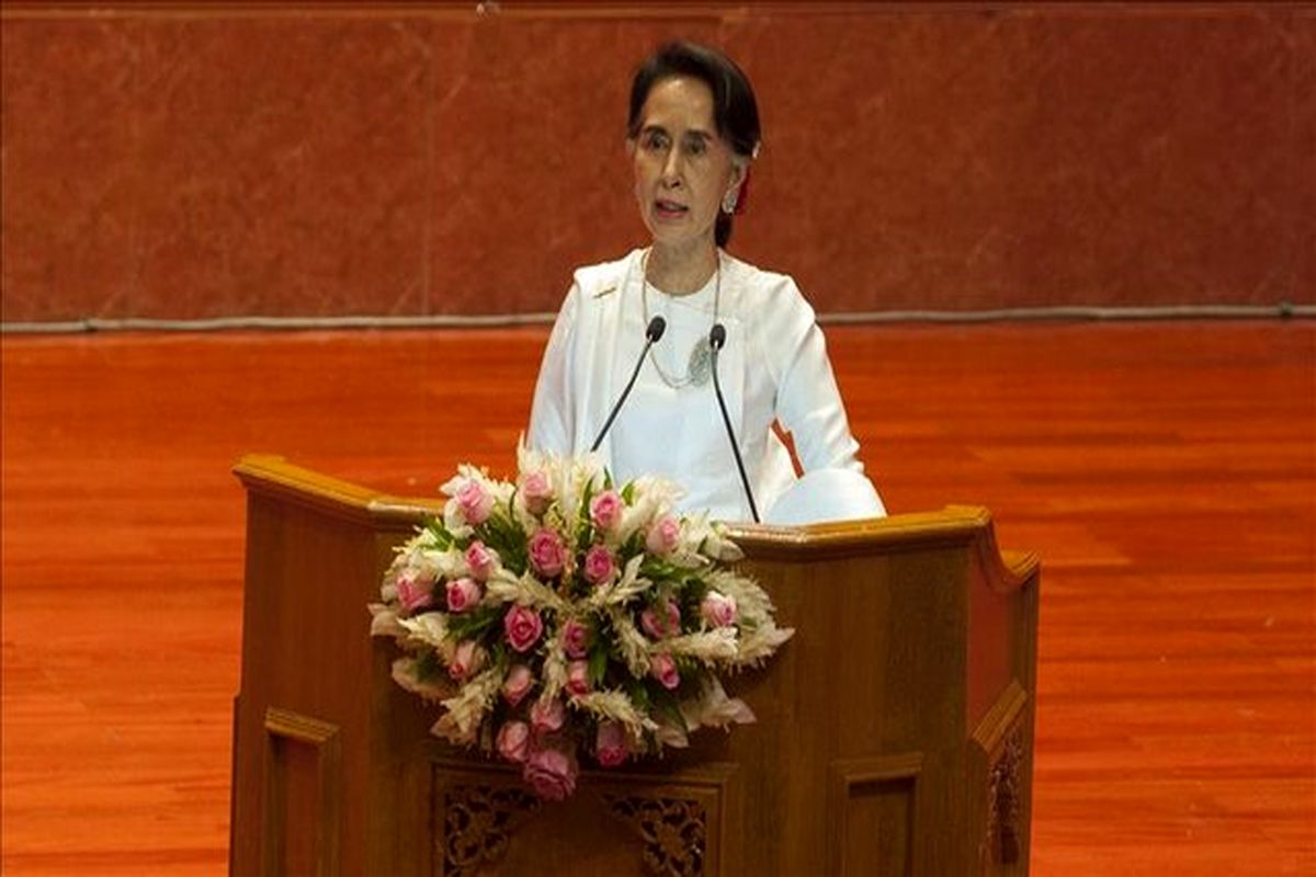 رهبر میانمار سکوتش را شکست
