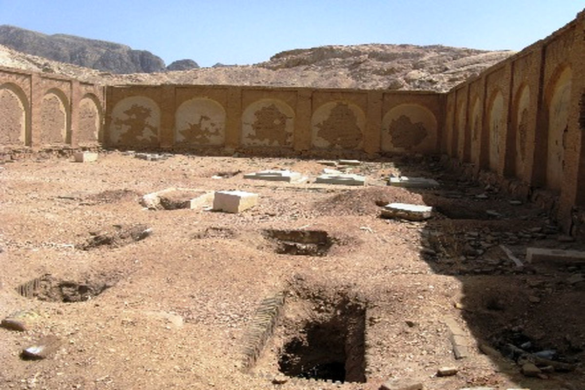 کشف قبرستان تاریخی در باقر آباد کرمان