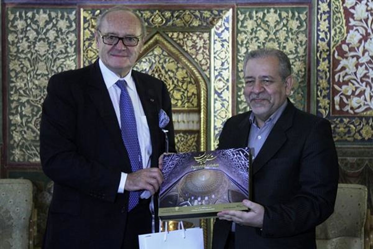 قدمت تالار زیبا و تاریخی اشرف اصفهان به اندازه ی تمام عمر کشور امریکا است