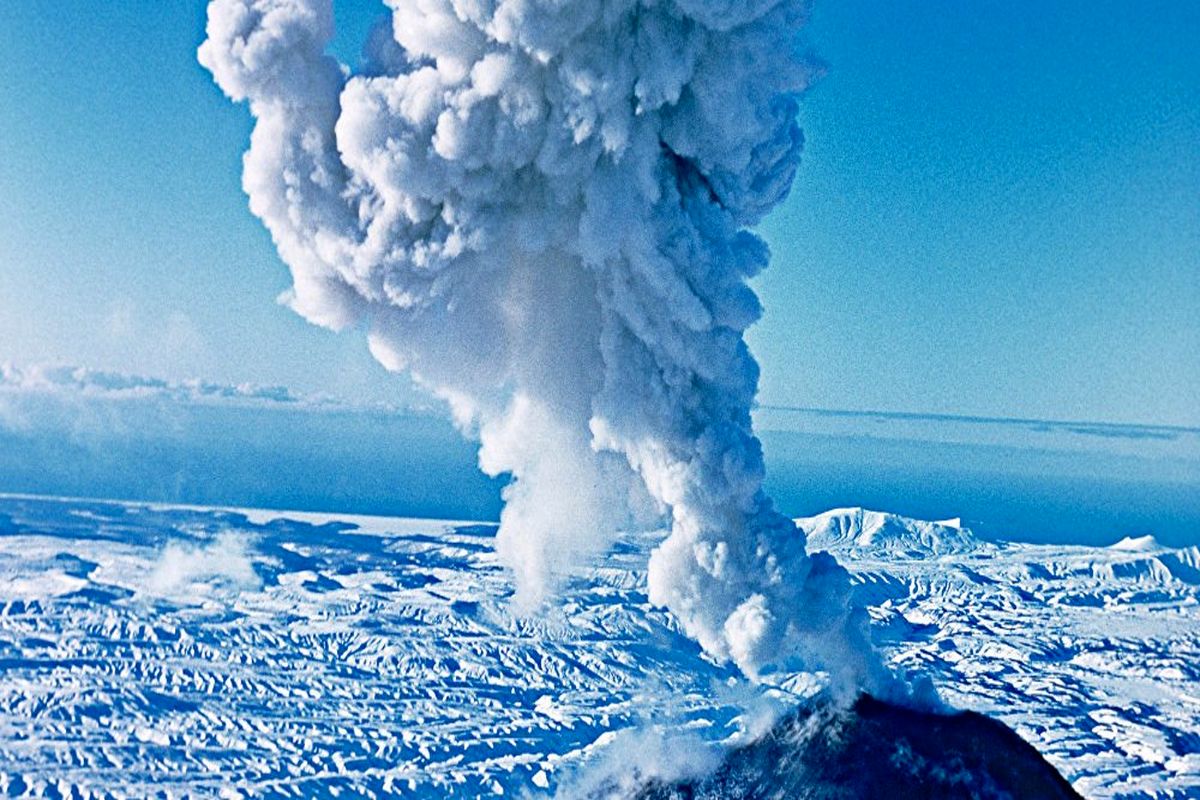 عکس فضایی کوه آتشفشان در حال فوران+ببینید