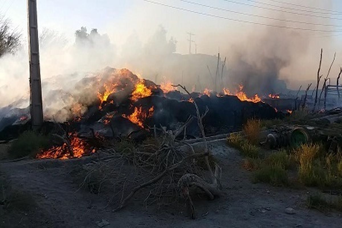 آتش سوزی در انبارعلوفه شهرستان نیمروز