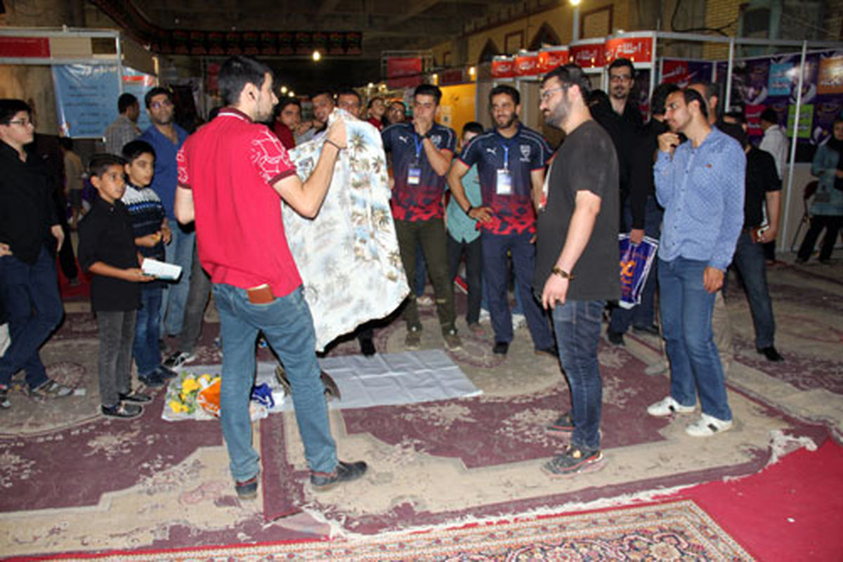 اجرای نمایش خیابانی "حراجی بهانه ای برای حلاجی" در نمایشگاه کتاب لرستان