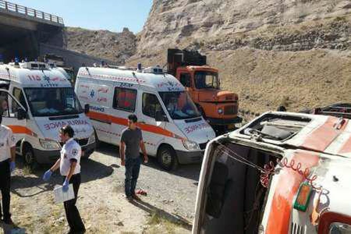 امدادرسانی اورژانس تاکستان به مصدومان واژگونی خودروی سواری