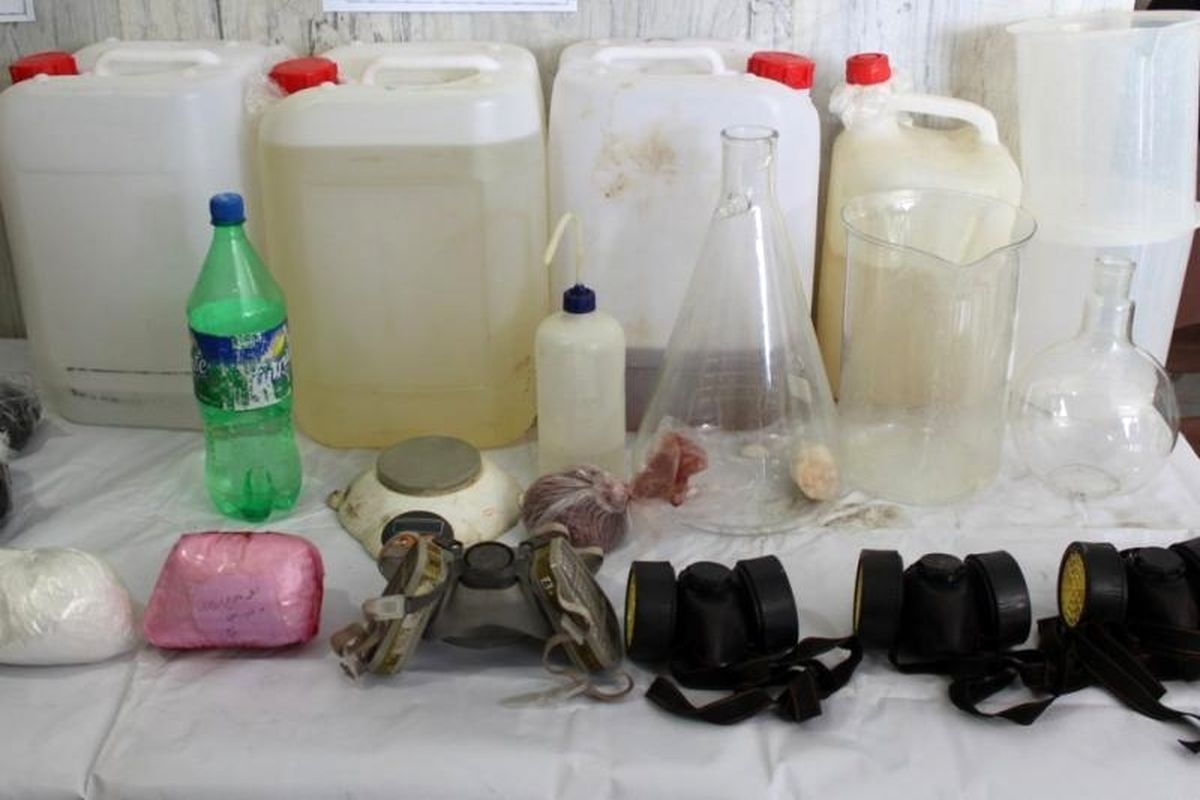 ۱۳ لیتر محلول پیش ساز صنعتی مواد مخدر شیشه در فسا کشف شد