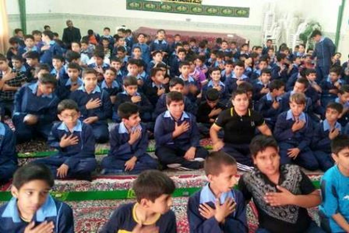 هدیه ۱۱ میلیون و ۴۰۰ هزارتومانی خیر رفسنجانی به دانش آموزان نمازگزار مسجد جامع رفسنجان