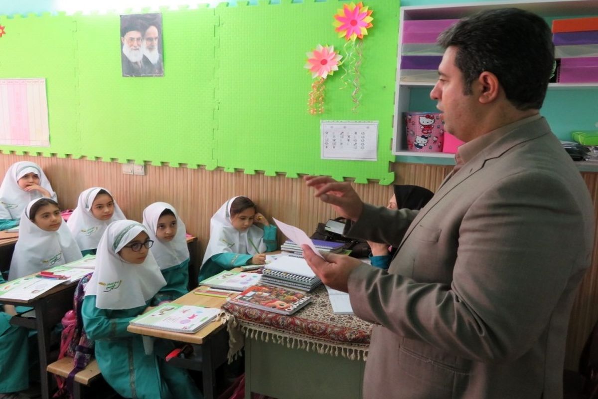 آموزش ضوابط بهداشت فرآورده های خام دامی در یکی از مدارس قزوین