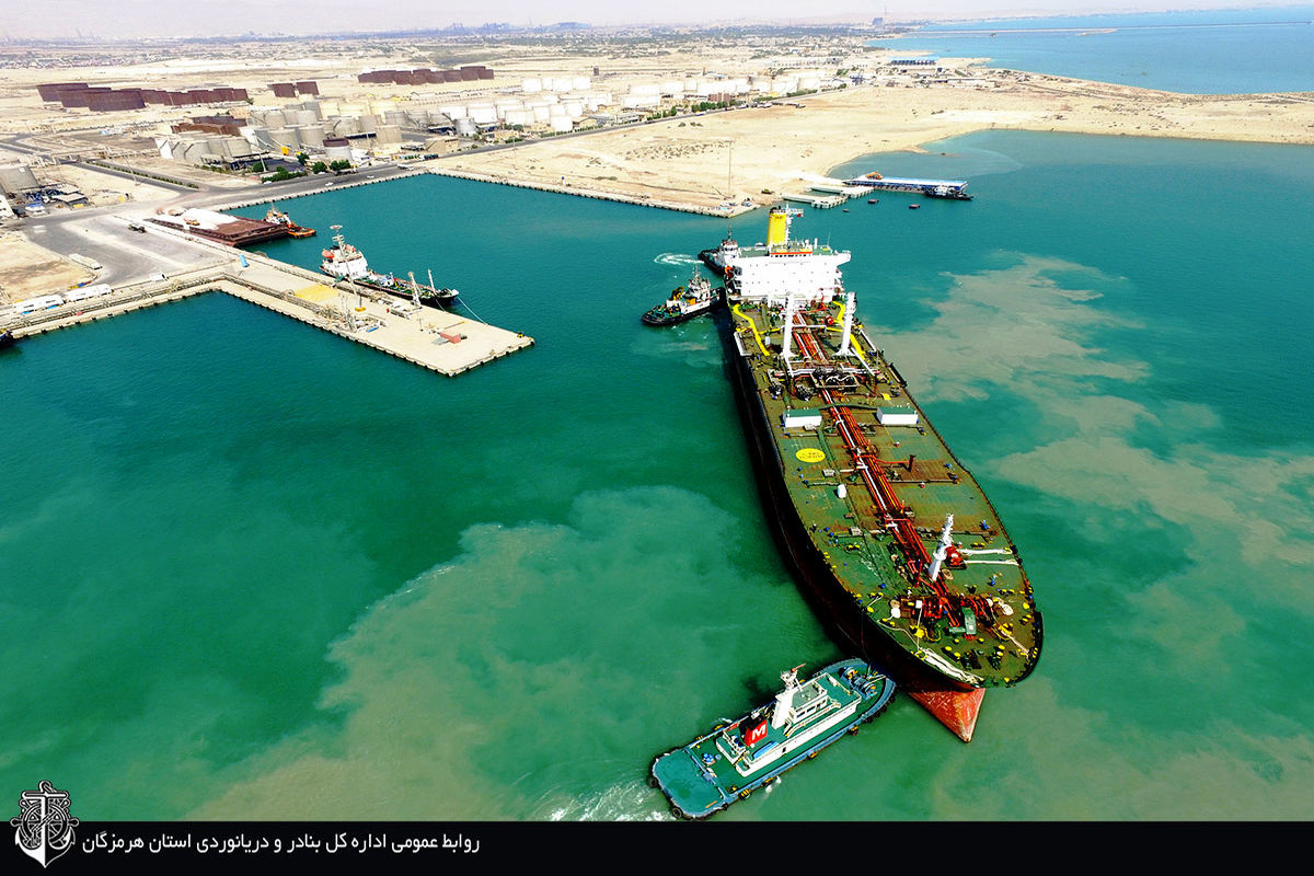 پهلو گرفتن نفتکش ۲۵هزار تنی قیر صادراتی در بندر خلیج فارس
