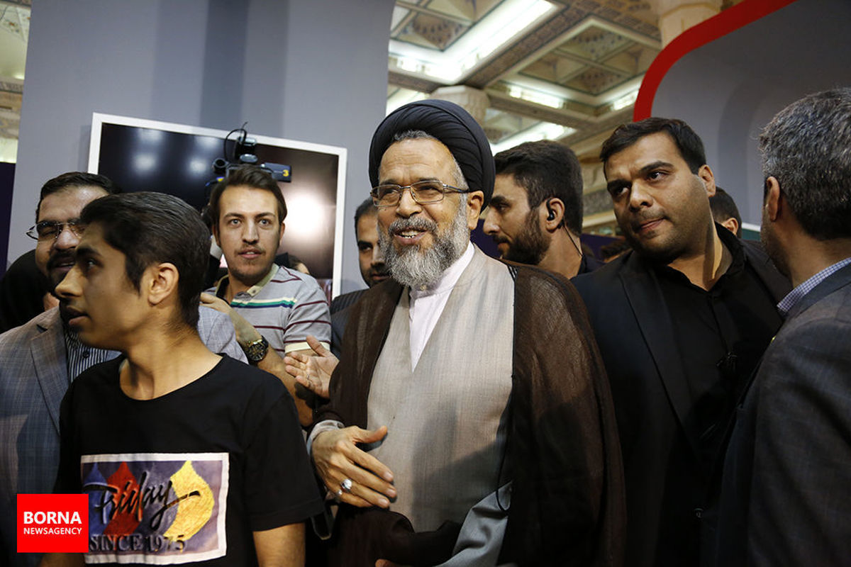 رفتار تحسین برانگیز وزیر اطلاعات در نمایشگاه مطبوعات