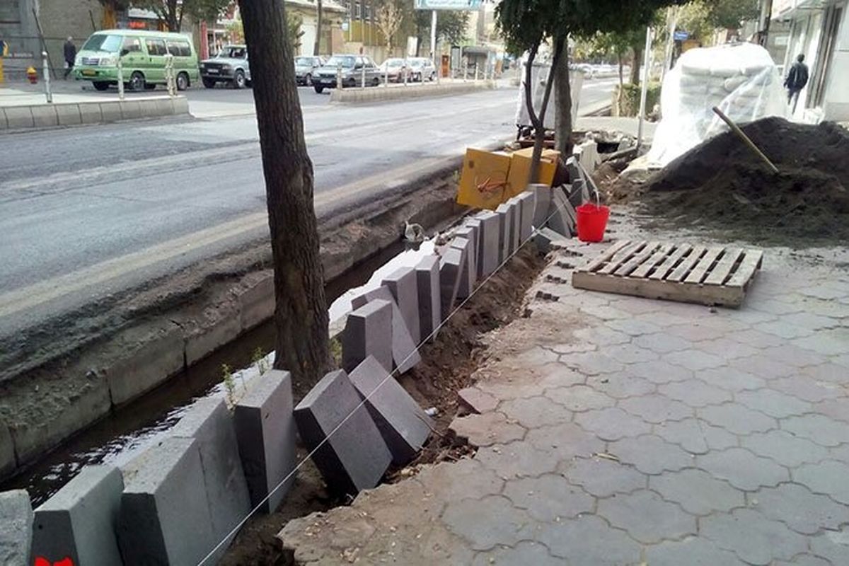 پروژه تعویض جداول و احداث پیاده رو در خیابان امام خمینی(ره) اجرا شد