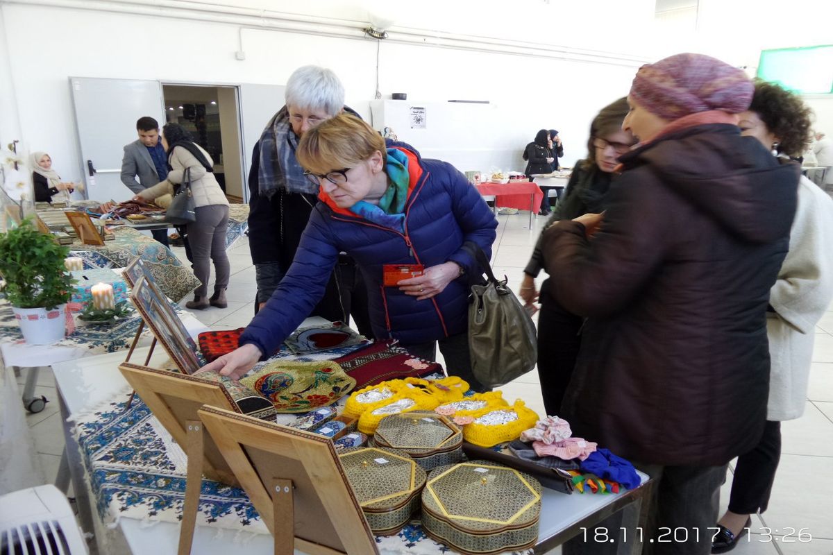 بازارچه خیریه در ایتالیا برای زلزله‌زدگان کرمانشاه برپا شد