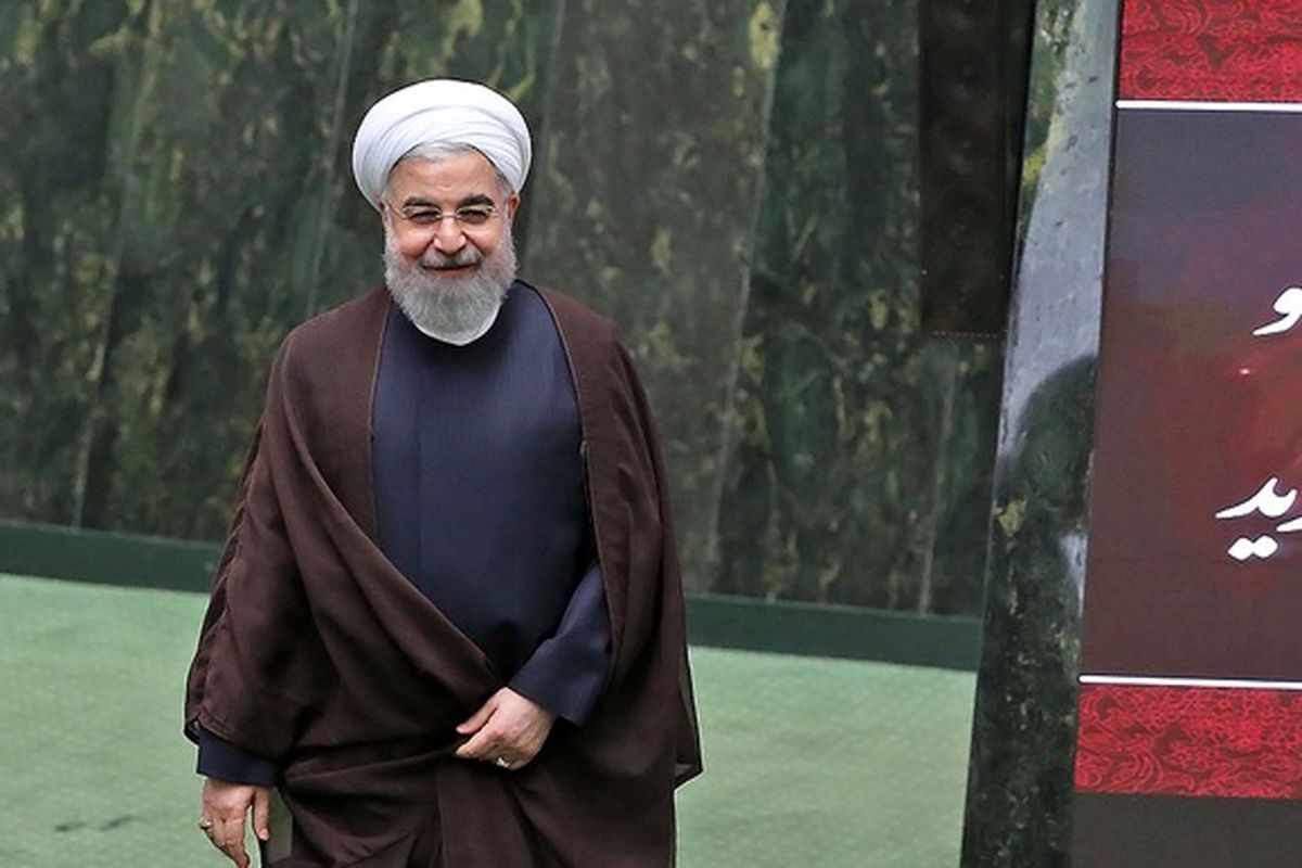 دکتر روحانی صحن علنی مجلس را ترک کرد