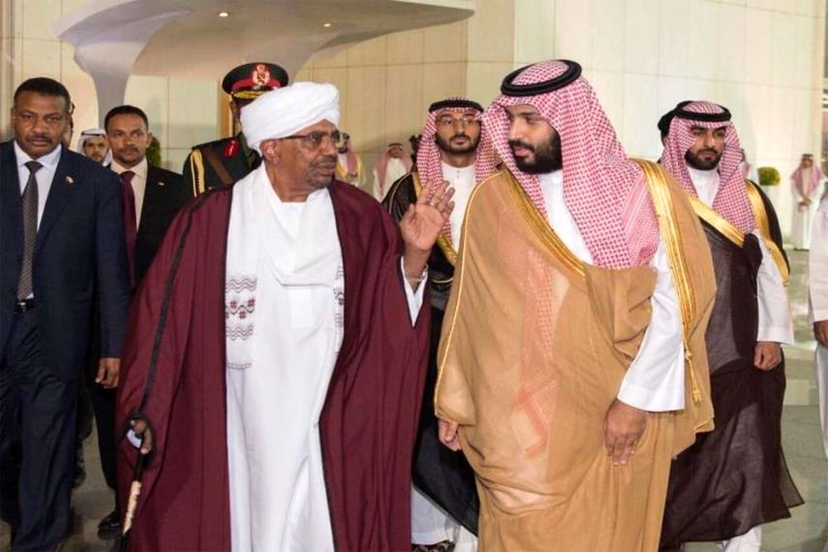 ولیعهد سعودی با رییس جمهور سودان مانند برده رفتار می‌کند