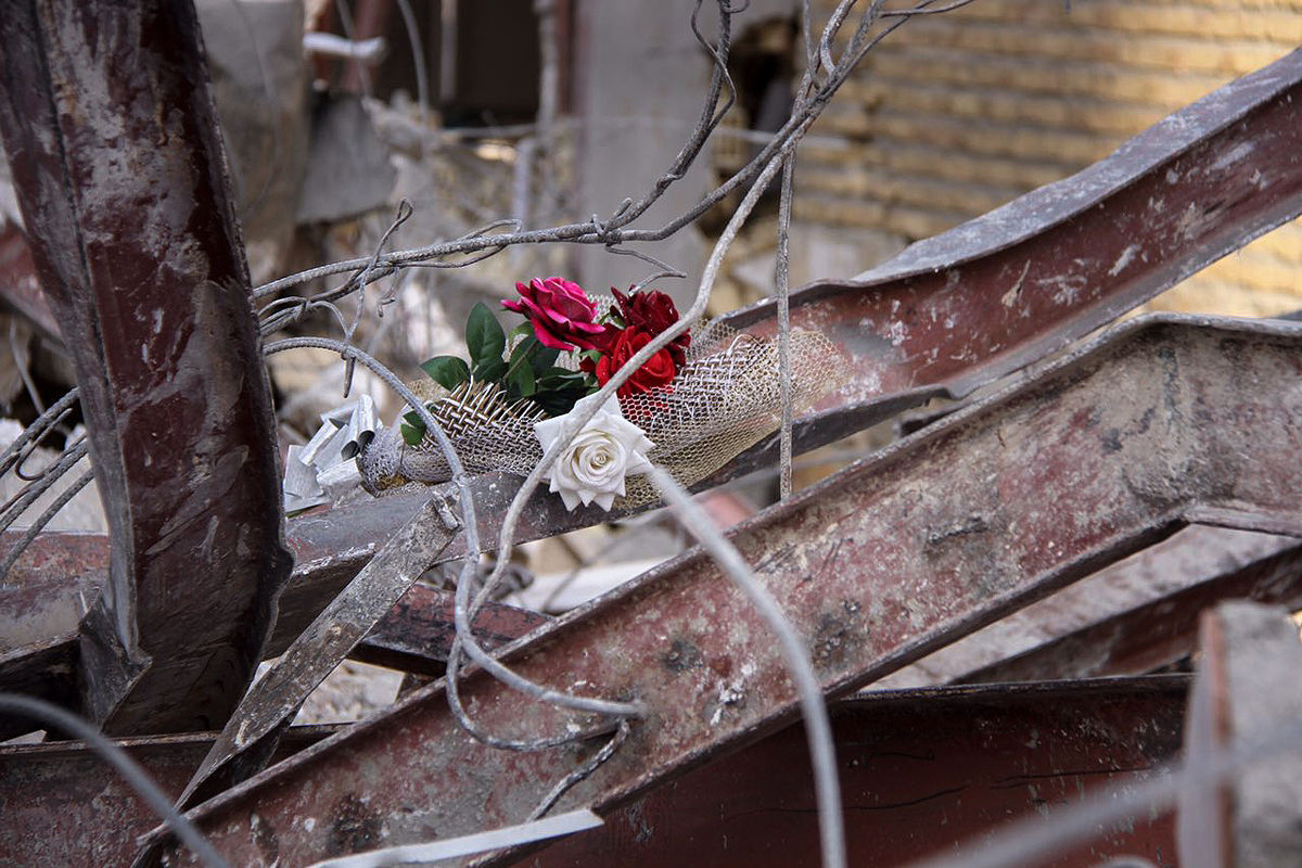 دفن بی جواز ۶۱ جانباخته زلزله کرمانشاه