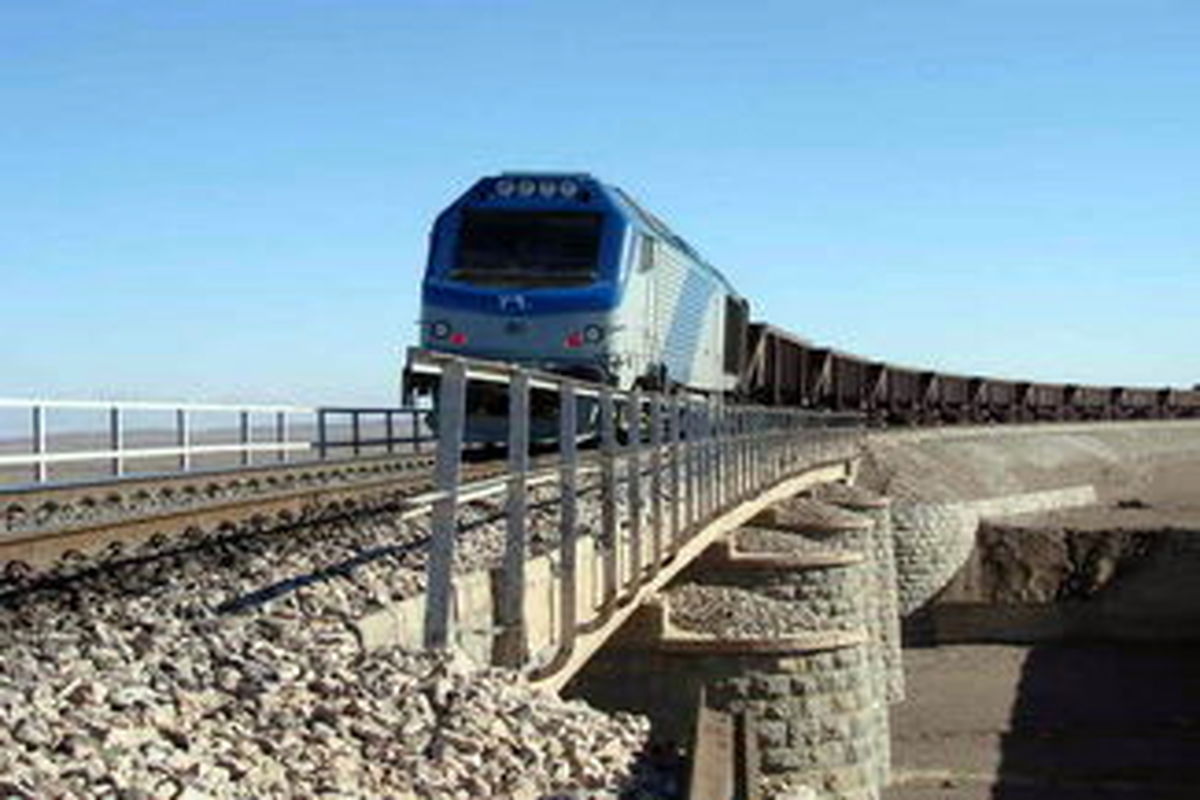 قطار به ایستگاه کرمانشاه می‌رسد