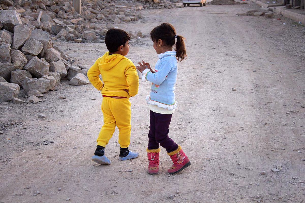 قاچاقچیان کودک در بین زلزله زدگان چه می‌کنند؟