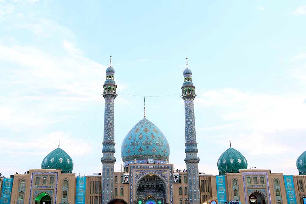 پرچم مسجد مقدس جمکران بر فراز برج میلاد به اهتزار در می آید