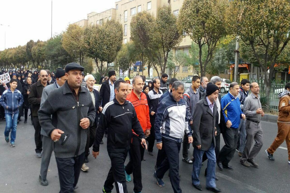 به مناسبت هفته بسیج همایش پیاده روی خانوادگی در شهرری برگزار شد