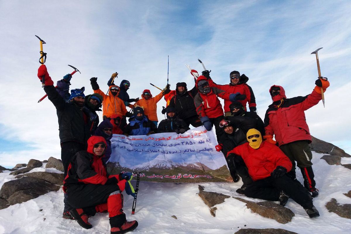 کوهنوردان منتخب ارتش جمهوری اسلامی ایران به قله ۳۵۸۰ متری یخچال صعود کردند