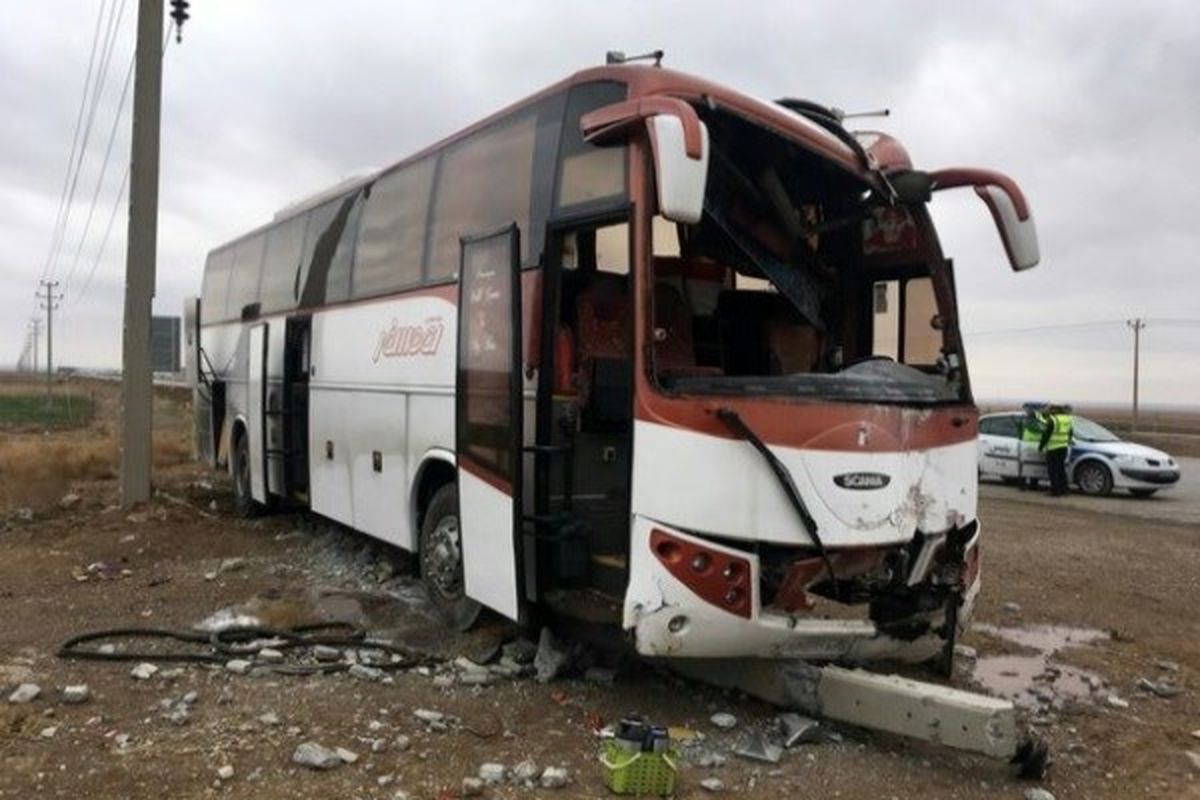 خروج اتوبوس از جاده  با ۲۳ مسافر در سمنان