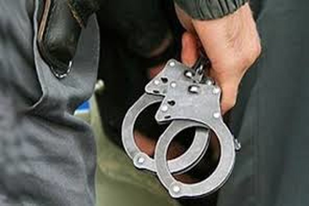 دستبند پلیس بر دستان دزد ۱۴ ساله