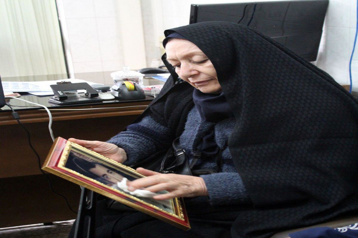 کمک یک مادر شهید و ۲ جانباز هشت سال دفاع مقدس به انجمن خیریه مهرانه زنجان