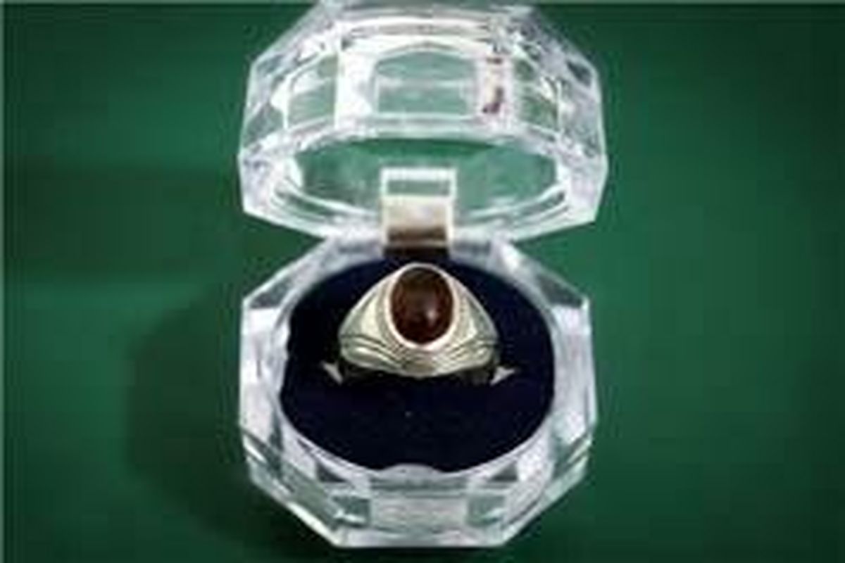 اهدای انگشتر متبرک رهبر انقلاب به برگزارکنندگان اجلاسیه نماز