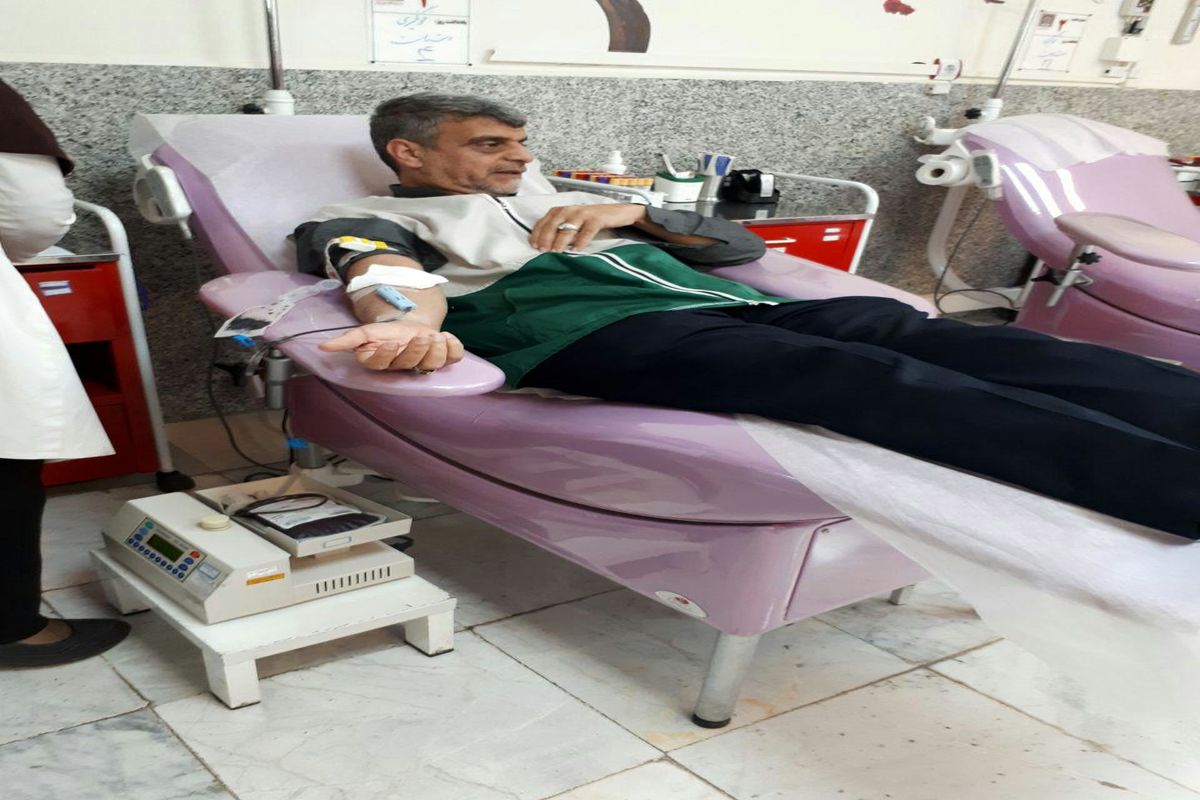 گروهی از خادمیاران آستان قدس خراسان جنوبی به بیماران نیازمند خون اهداء کردند